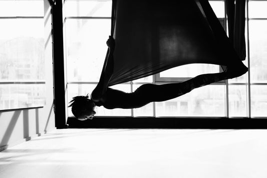 Aerial Yoga ist eine neuartige Yogaart, die immer beliebter wird.