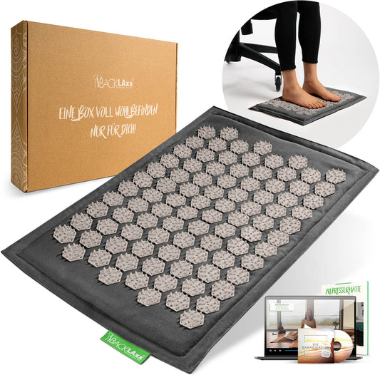 Graue Akupressurmatte für Füße mit Box, Aufschrift "EINE BOX VOLL WOHLBEFINDEN"