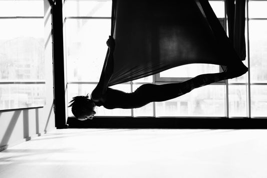 Aerial Yoga ist eine neuartige Yogaart, die immer beliebter wird.