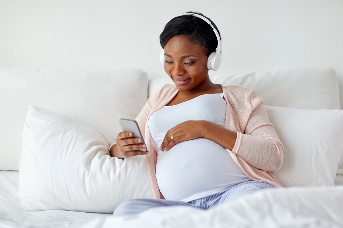 Die Akupressurmatte kann ein wertvoller Begleiter während der Schwangerschaft sein.