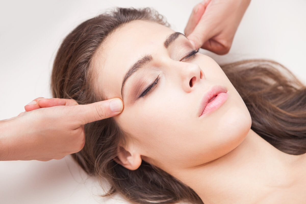 Stimulation of acupressure points on the face relieves tension and activates the muscles. This can alleviate wrinkles.
