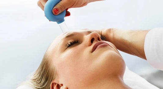 Die Gesichtsvakuumtherapie oder auch Facial Cupping genannt wird Kosmetikstudios immer beliebter.