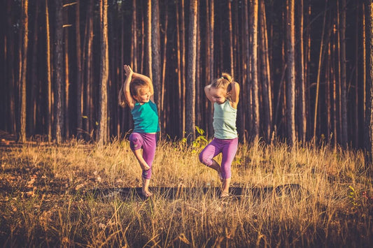 Kinderyoga erfreut sich immer größer werdender Beliebtheit aufgrund der vielen positiven Wirkungen auf die Kinder.