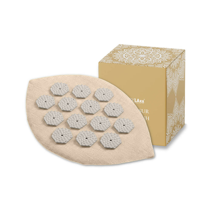 Naturfarbener Akupressur-Handschuh in Blattform mit weißen Massage-Spikes in sechseckiger Anordnung – zur gezielten Druckpunkt-Stimulation.