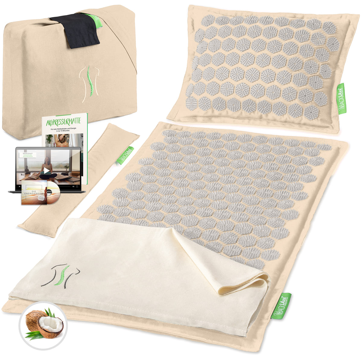 Komplettes beiges Akupressurmatten-Set bestehend aus Matte, Kissen, Lendenkissen, Tragetasche, Baumwolltuch sowie digitalem Videokurs, Hörbuch und E-Book. Die Matte und das Kissen sind mit Akupressurspitzen versehen. Das Set liegt übersichtlich angeordnet auf weißem Hintergrund.