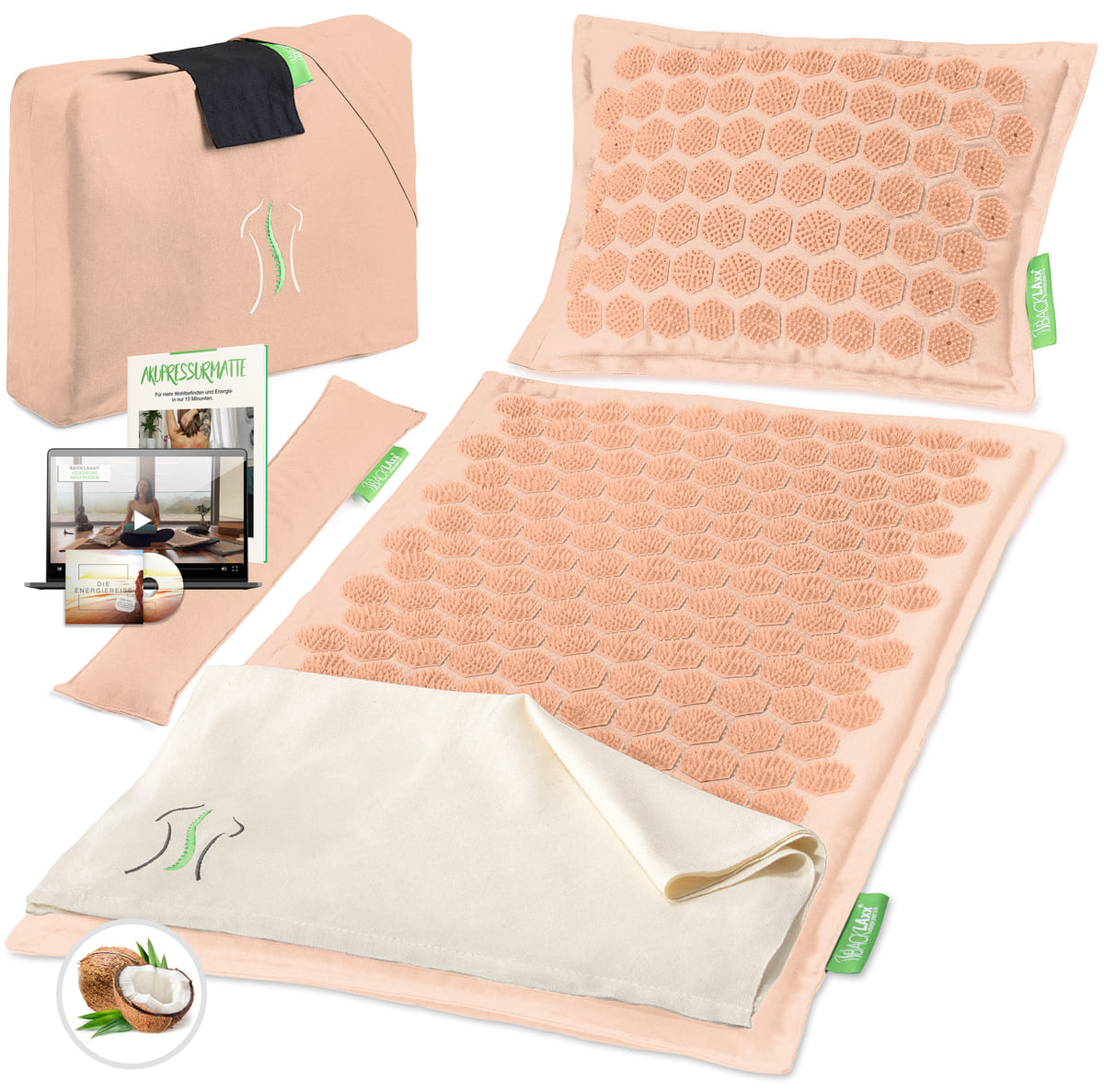 Komplettes pastellrose Akupressurmatten-Set bestehend aus Matte, Kissen, Lendenkissen, Tragetasche, Baumwolltuch sowie digitalem Videokurs, Hörbuch und E-Book. Die Matte und das Kissen sind mit Akupressurspitzen versehen. Das Set liegt übersichtlich angeordnet auf weißem Hintergrund.