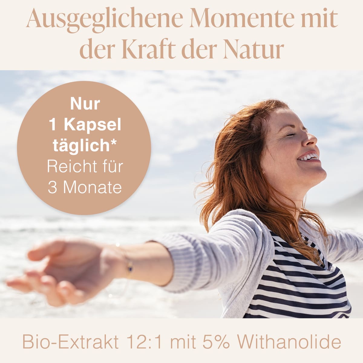 Frau am Meer genießt Bio-Ashwagandha mit 5% Withanoliden - Natürliche Ausgeglichenheit mit nur einer Kapsel täglich, reicht für 3 Monate