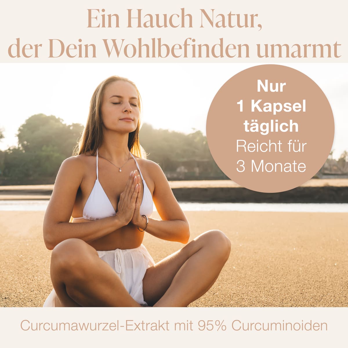 Frau am Strand mit Curcumawurzel-Extrakt (95% Curcuminoide) - Natürliches Wohlbefinden mit nur einer Kapsel täglich für 3 Monate