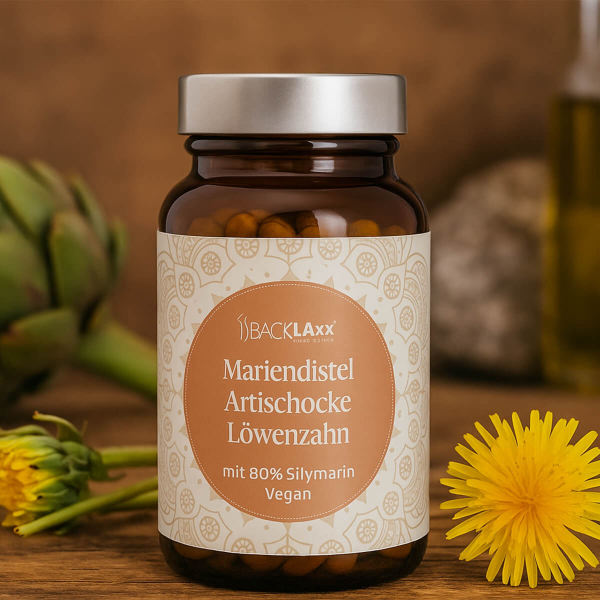 Dunkle BACKLAXX Marinedistel Glasflasche mit silbernem Deckel, umgeben von Löenzahn als Lifestyle-Darstellung
