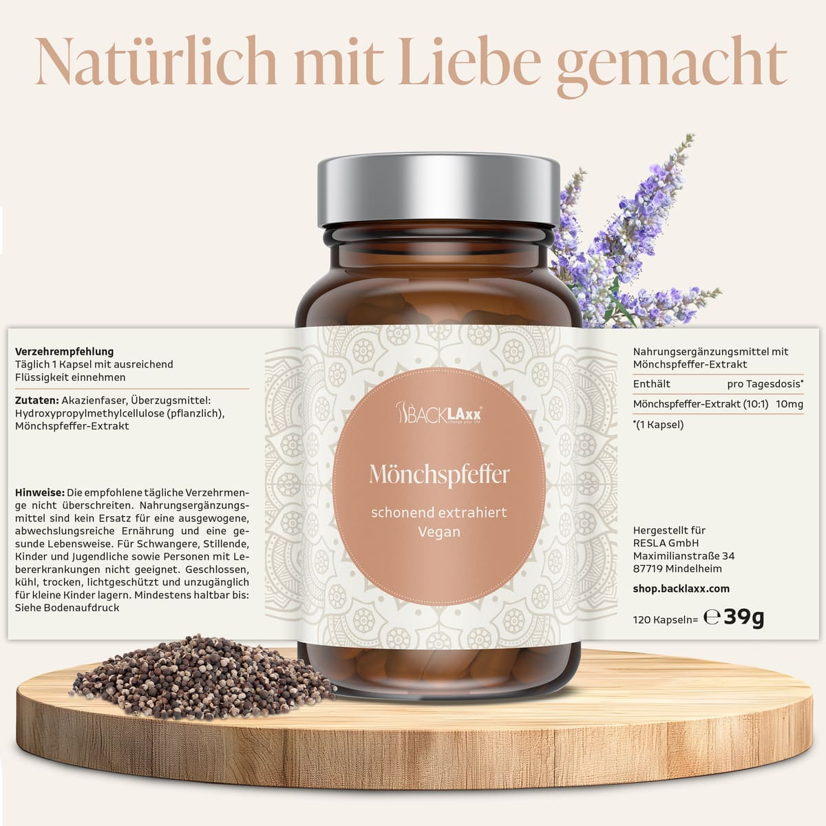 Mönchspfeffer von BACKLAXX®, hergestellt in Deutschland: veganes, laborgeprüftes Pflanzenextrakt im Braunglas vor der Pflanze
