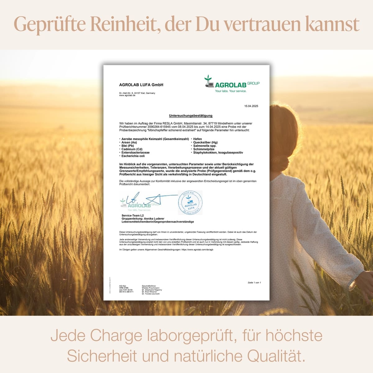 AGROLAB-Zertifikat für BACKLAXX® Mönchspfeffer vor Getreidefeld mit Frau; Claim „Geprüfte Reinheit“ & Hinweis „Jede Charge laborgeprüft“.