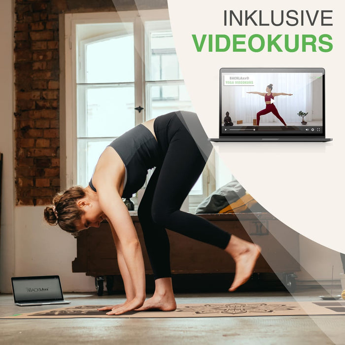 Frau in dynamischer Yogaübung auf Matte - Laptop mir Videokurs