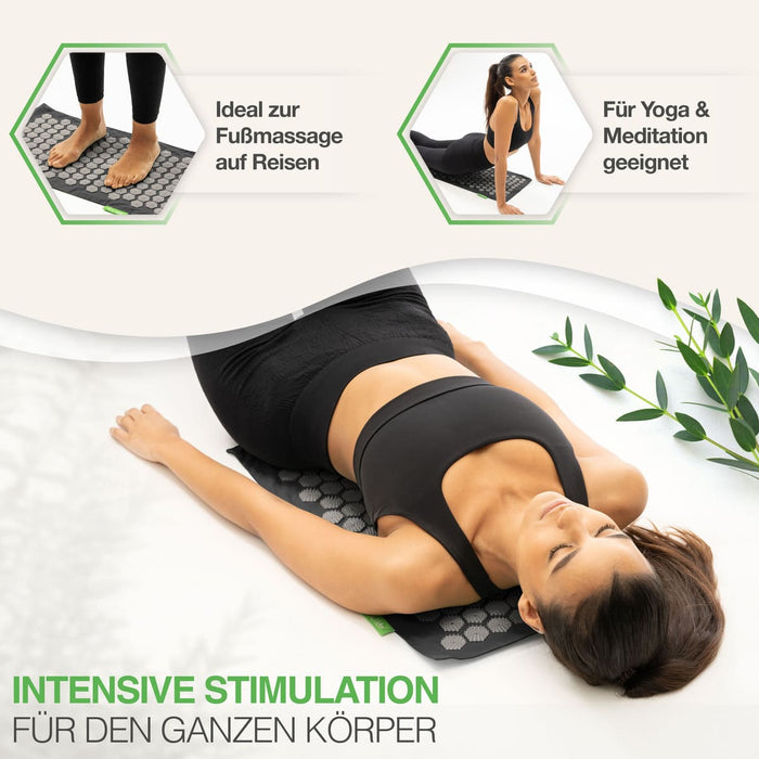 Frau auf Akupressurmatte für intensive Körperstimulation - Vielseitig einsetzbar für Fußmassage auf Reisen sowie Yoga und Meditation
