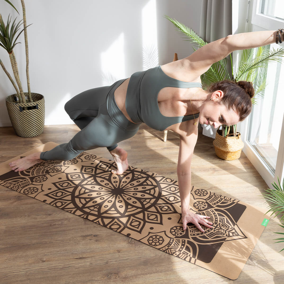 Frau in Yogaposa auf Yogamatte