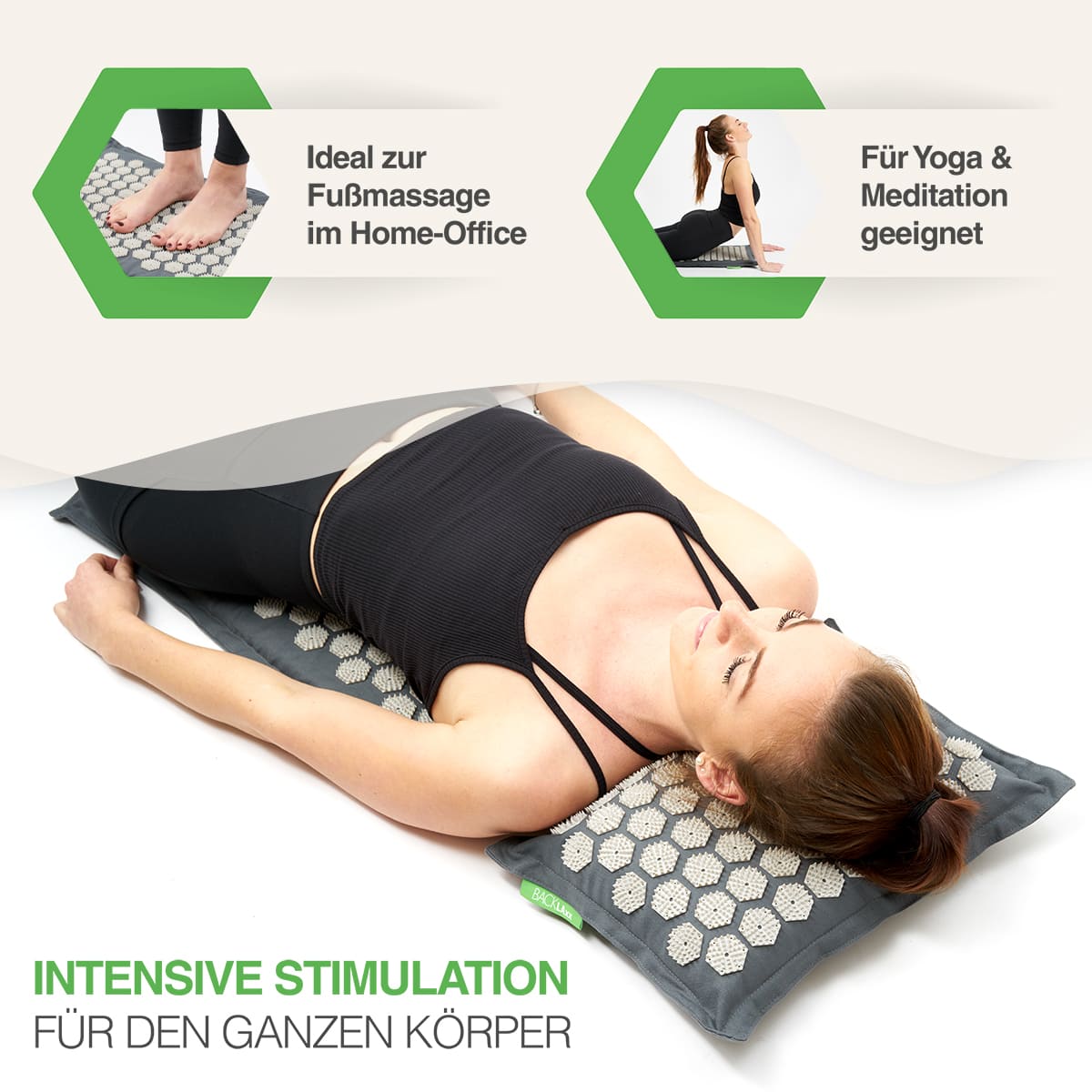 Frau liegt mit dem Rücken Akupressurmatte. Weitere Anwendungsmöglichkeiten Fußmassage, Yoga, Meditation.