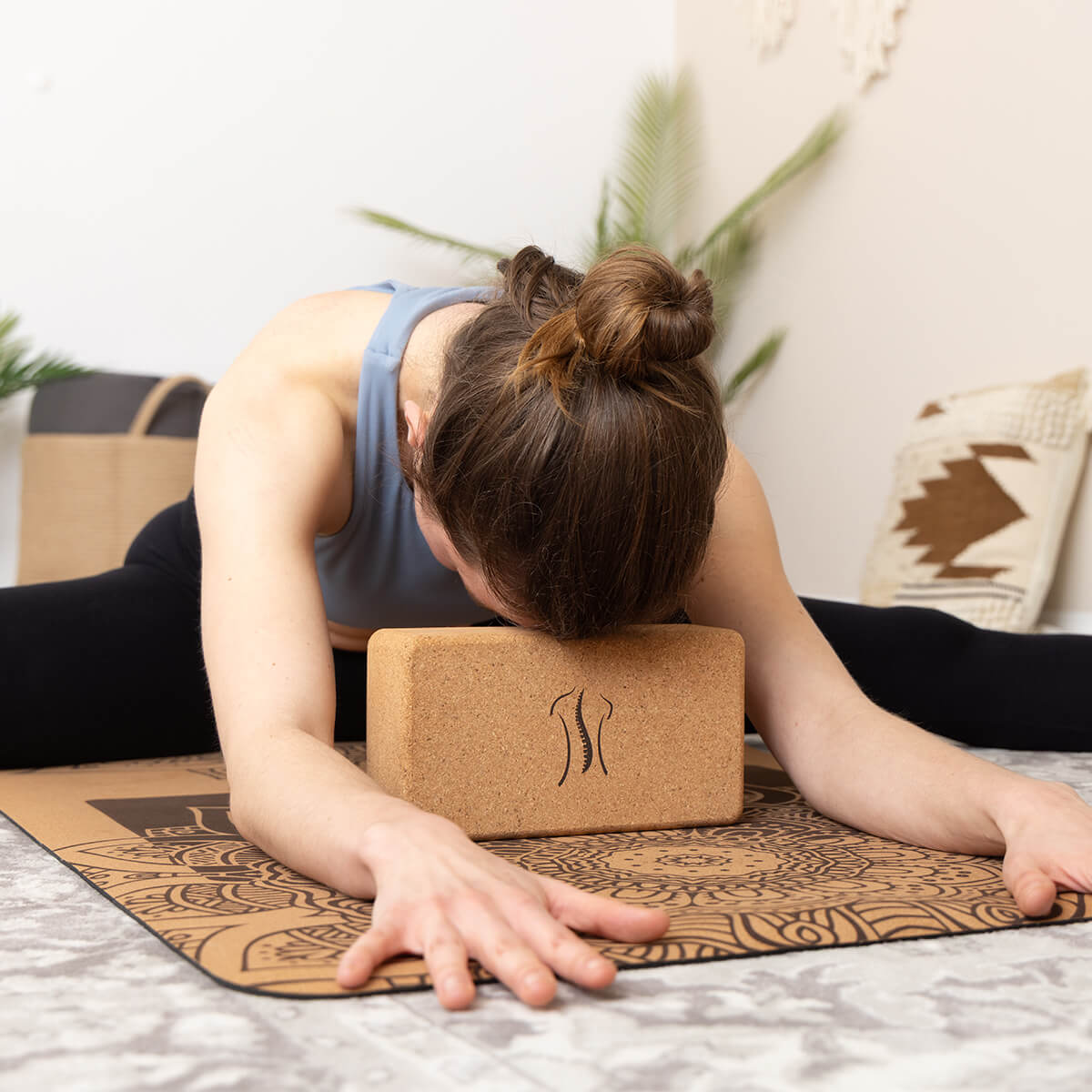 Frau in Yogaposa auf Yogamatte