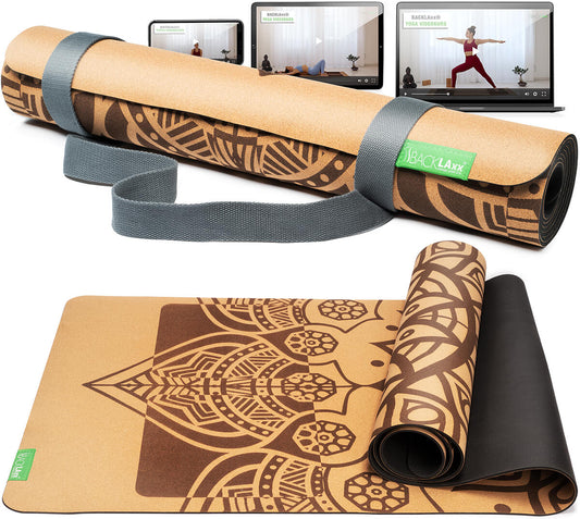 Naturfarbene Yogamatte mit braunem Muster, grauer Tragegurt, Yoga-Videokurs im Hintergrund
