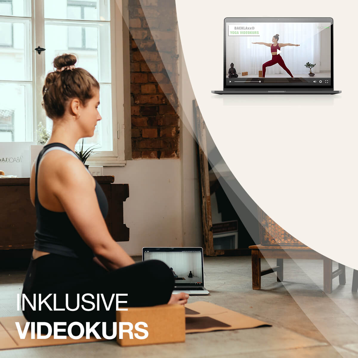 BACKLAXX Yoga-Blöcke mit inklusivem Videokurs - Frau praktiziert Yoga mit Korkblock-Unterstützung, begleitet von digitaler Anleitung im stilvollen Yoga-Raum
