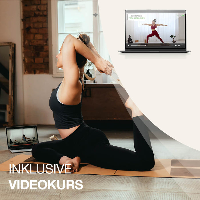 BACKLAXX Yogagurt im praktischen Einsatz während einer Hüftöffnungs-Übung - Inklusive Videokurs für effektive und sichere Yoga-Übungen zuhause
