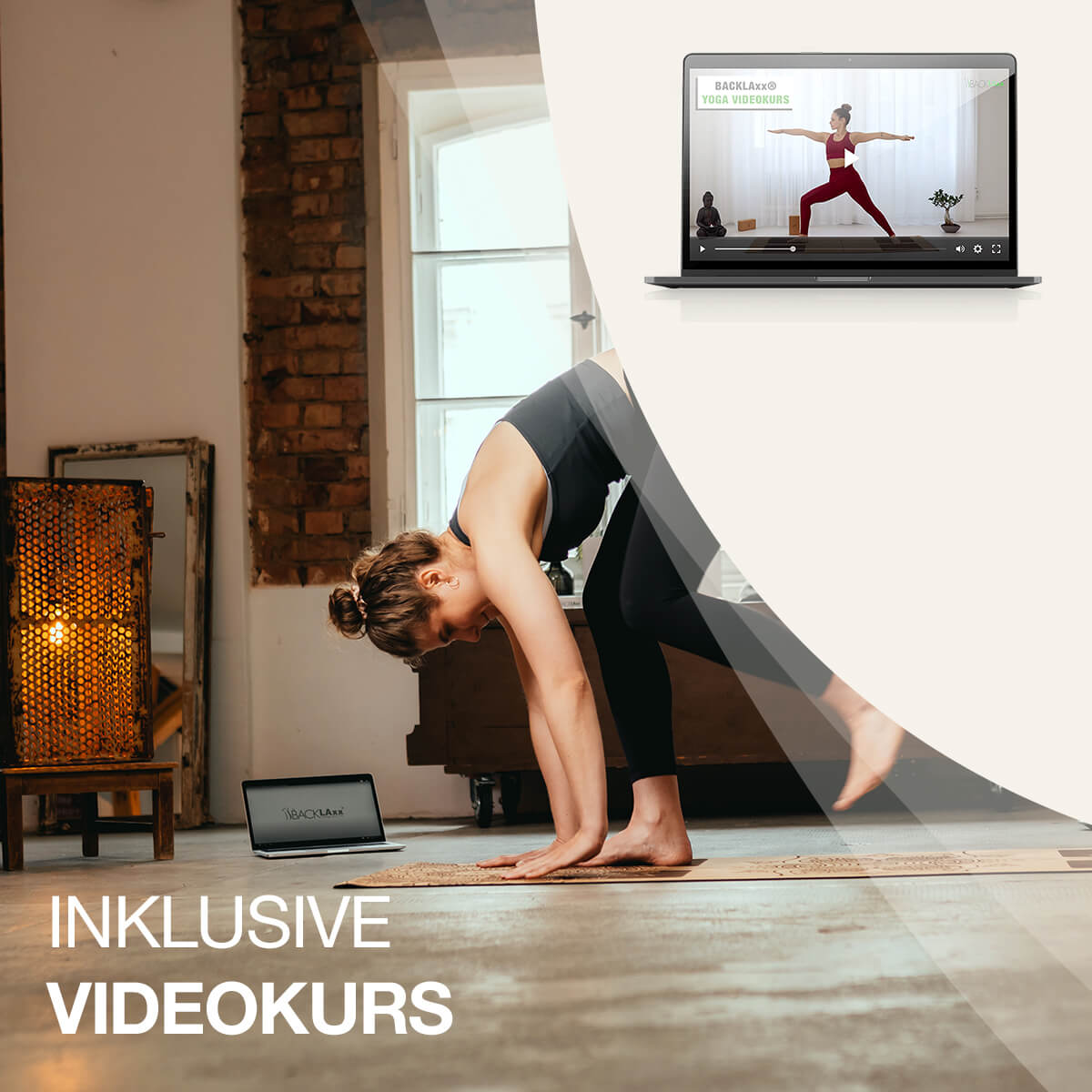 BACKLAXX Yogamatte mit inklusivem Videokurs - Person übt Yoga-Position auf Naturmatte in warmem Raum mit Backsteinwänden und digitaler Anleitung
