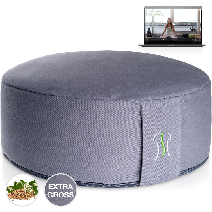 Rundes Kissen taubenblau mit Naht, neben einem Laptop mit Yoga-Video
